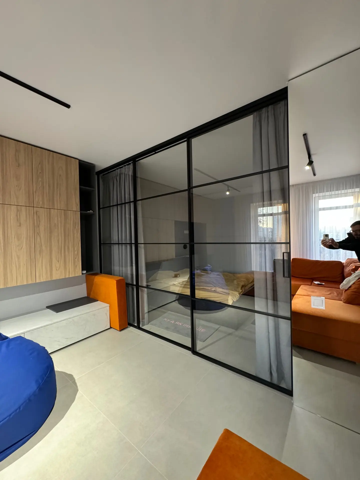 Скляна перегородка в спальні, чорний профіль-loft — відчинено