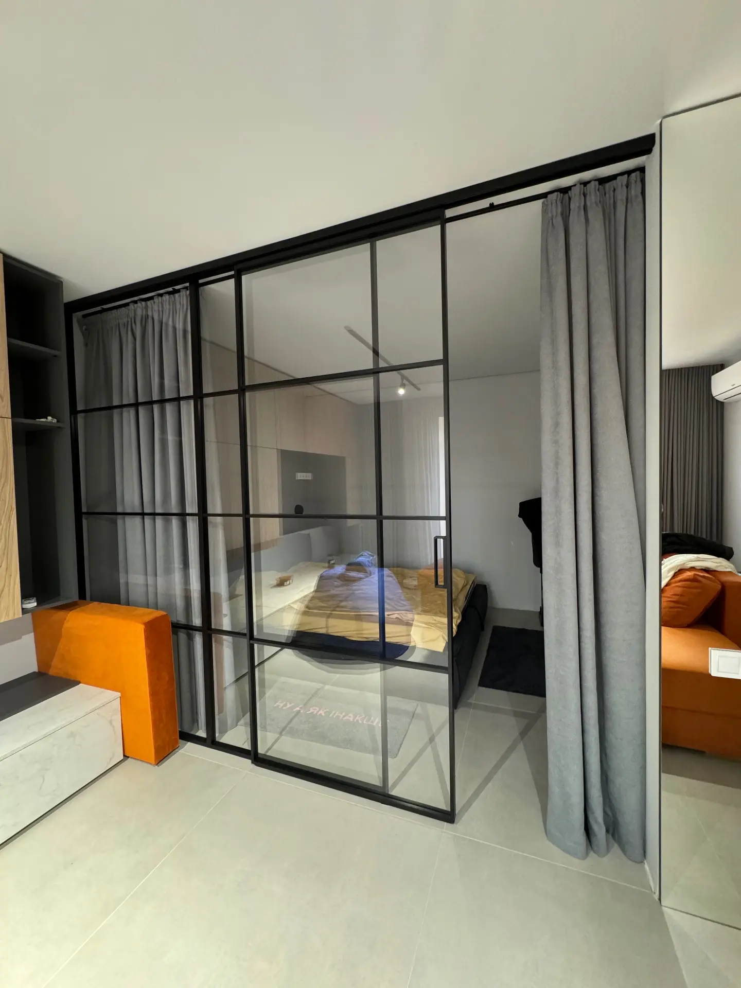 Скляна перегородка в спальні, чорний профіль-loft — зачинено